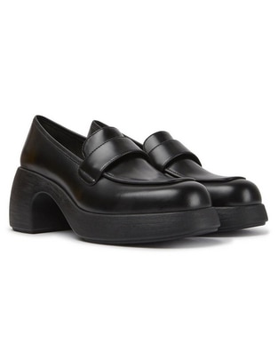 Zapato de piel para mujer