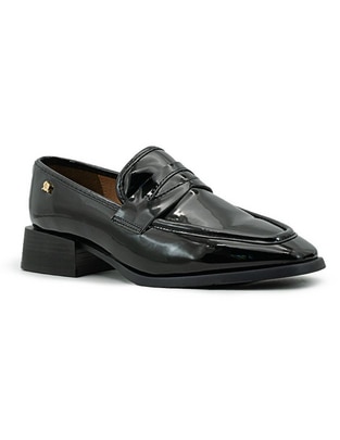 Zapato de charol para mujer