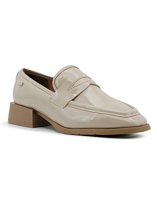 Zapato de charol para mujer