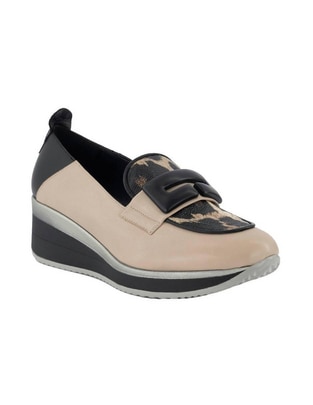 Zapato de piel para mujer