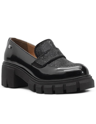 Zapato de charol para mujer